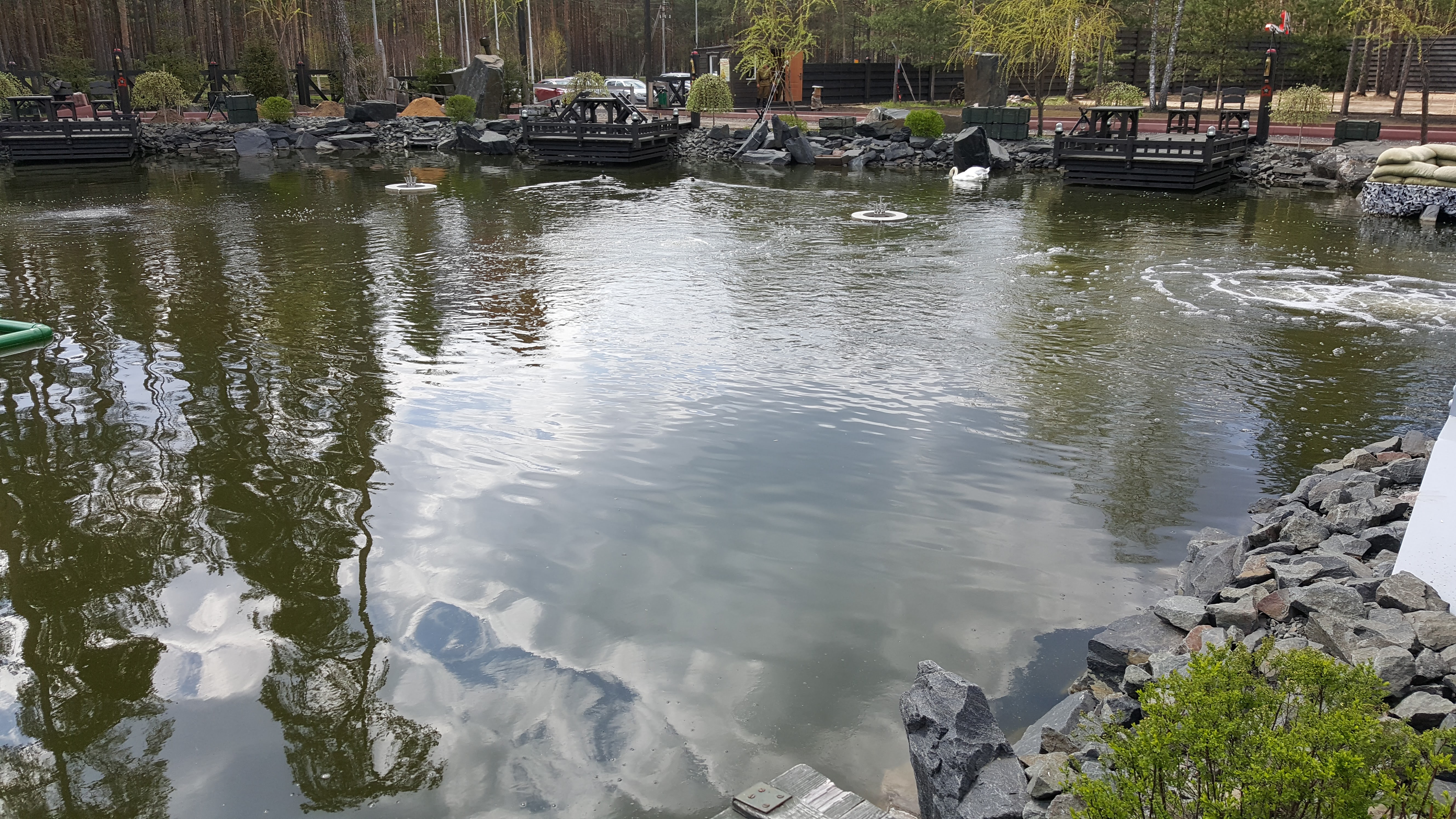 Большие водоемы в парке