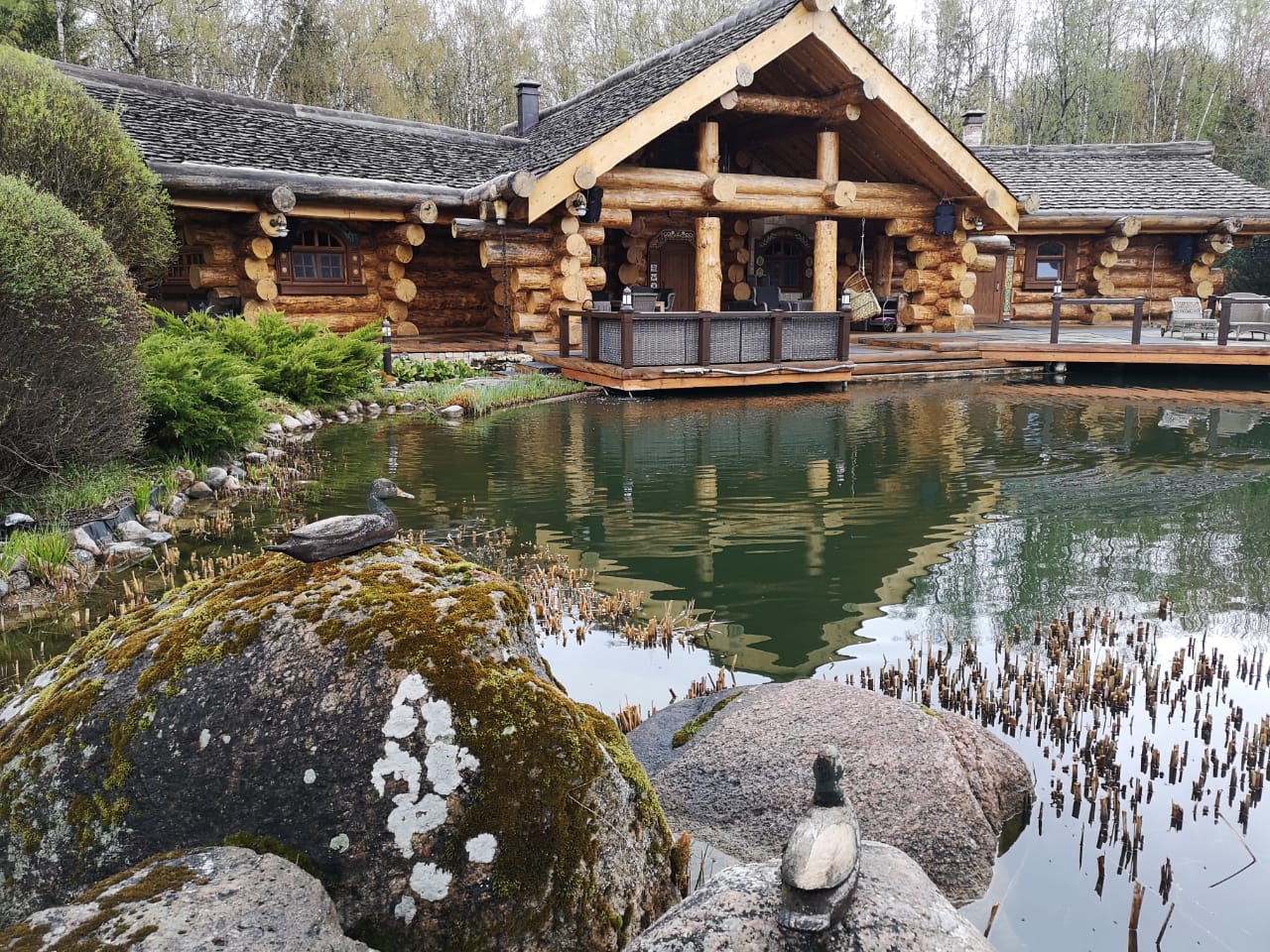 Водоем на даче рядом с баней
